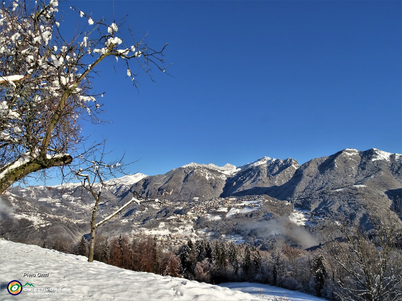 10 Risalgo il dosso oltre le case per godere della vista panoramica sulla Val Serina.JPG